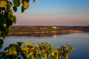 Güneşli bir günde nehrin üzerinde güzel bir manzara. Açık hava eğlencesi. Dinyester Büyük Kanyonu.