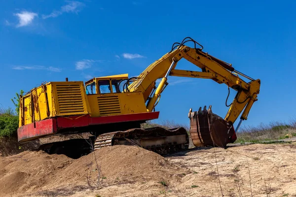 Escavadora Amarela Durante Terraplanagem Céu Aberto Sobre Fundo Azul Céu — Fotografia de Stock