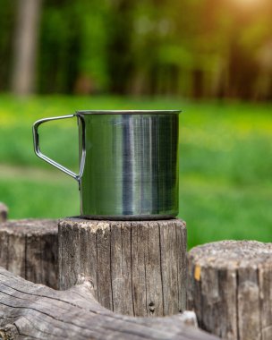 Açık havada yaz ormanlarında turist çeliği fincanı