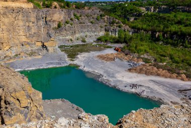 Terk edilmiş granit ve gölü olan kum ocağı. Kanyonda taş çıkarma..