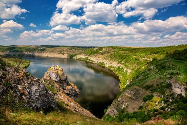 Güneşli bir günde nehrin üzerinde güzel bir manzara. Açık hava eğlencesi. Dinyester Büyük Kanyonu.