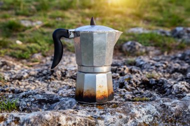 Doğada metal kahve makinesi. Kahve yapıyorum. Yaz kampında..