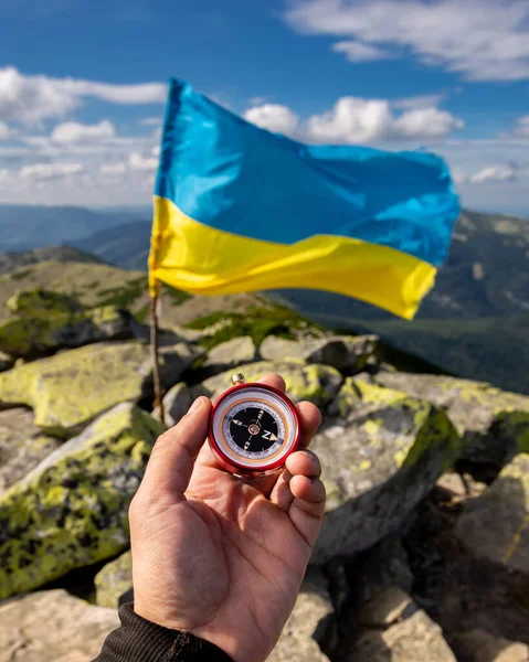 カルパチア山脈の上にウクライナの旗 美しい山の風景 — ストック写真