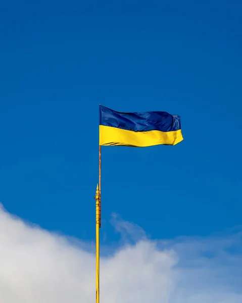 Bandera Ucrania Sobre Fondo Hermoso Cielo — Foto de Stock