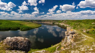 Güneşli bir günde nehrin üzerinde güzel bir manzara. Açık hava eğlencesi. Dinyester Büyük Kanyonu.