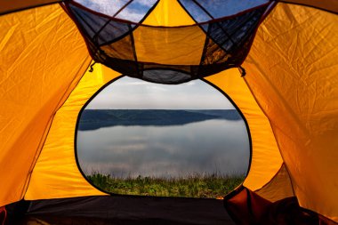 Nehir kıyısında kanyona bakan bir turist çadırı. Yazın açık hava eğlencesi. Avrupa 'ya seyahat.
