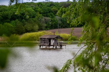 Balık tutmak ve avlanmak için sudaki ahşap ev..
