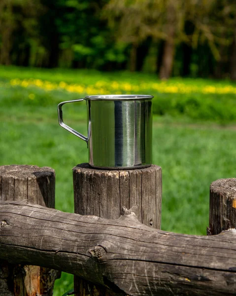 Tazza Acciaio Turistico Nella Foresta Estiva All Aperto — Foto Stock