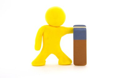 Sarı hamuru karakter ve silgi. İleti örneği. Beyaz arka plan üzerinde izole