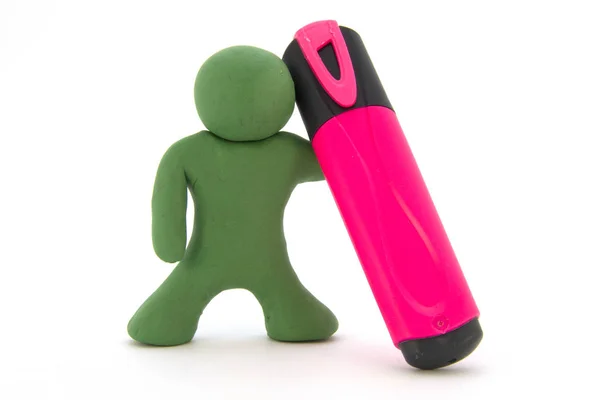 Groene plasticine karakter en roze marker. Briefpapier. Geïsoleerd op witte achtergrond — Stockfoto