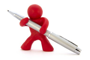 Kırmızı hamuru karakter ve gümüş tükenmez kalem. İleti örneği. Beyaz arka plan üzerinde izole