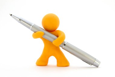 Turuncu hamuru karakter ve gümüş tükenmez kalem. İleti örneği. Beyaz arka plan üzerinde izole