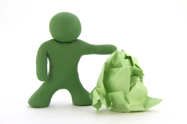 Groene plasticine karakter en verfrommeld groene sticker. Briefpapier. Geïsoleerd op witte achtergrond — Stockfoto