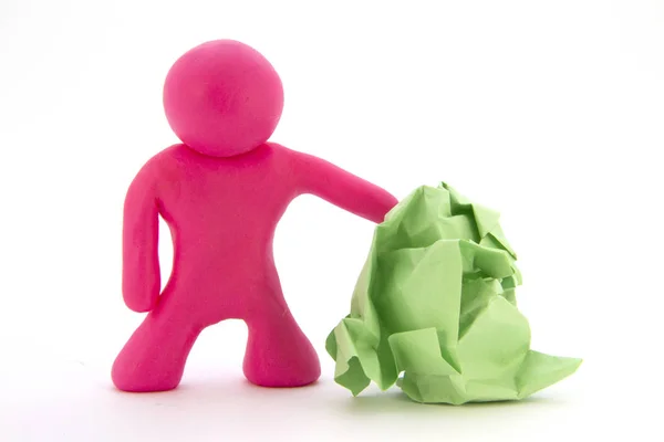 Personagem de plasticina rosa e adesivo verde amassado. Papelaria. Isolado sobre fundo branco — Fotografia de Stock