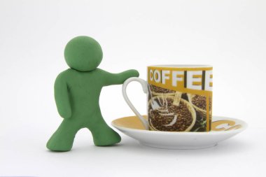 Yeşil hamuru karakter ve kahve. Kahve ayarlayın. Beyaz arka plan üzerinde izole