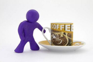 Mor hamuru karakter ve kahve. Kahve ayarlayın. Beyaz arka plan üzerinde izole