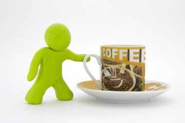 Kireç yeşil hamuru karakter ve kahve. Kahve ayarlayın. Beyaz arka plan üzerinde izole