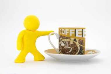 Sarı hamuru karakter ve kahve. Kahve ayarlayın. Beyaz arka plan üzerinde izole