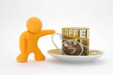 Bir kahve ve portakal hamuru karakter. Kahve ayarlayın. Beyaz arka plan üzerinde izole