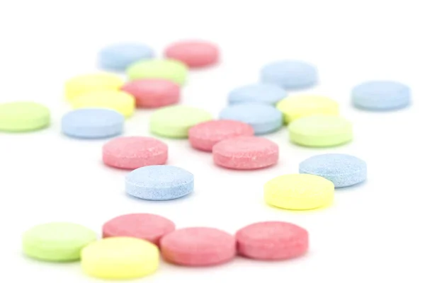 Pillole multicolori. Tema farmacia. Isolato su sfondo bianco — Foto Stock