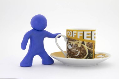 Mavi hamuru karakter ve kahve. Kahve ayarlayın. Beyaz arka plan üzerinde izole