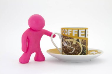 Pembe hamuru karakter ve kahve. Kahve ayarlayın. Beyaz arka plan üzerinde izole