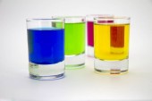Tarka szemüveg különböző italok. Fél és holiday celebration fogalom. Négy pohár, egy kék, zöld, sárga és piros itallal. Elszigetelt fehér background.