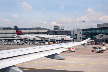 05 / 26 / 2019. Frankfurt Havaalanı, Almanya. Transatlantik Air Canada uçağı ana terminalin önünde. Fraport tarafından işletilen havaalanı Lufthansa şehir hattı ve Lufthansa Kargo dahil olmak üzere Lufthansa 'nın ana merkezi olarak hizmet vermektedir.. 