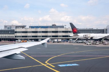 05 / 26 / 2019. Frankfurt Havaalanı, Almanya. Transatlantik Air Canada uçağı ana terminalin önünde. Fraport tarafından işletilen havaalanı Lufthansa şehir hattı ve Lufthansa Kargo dahil olmak üzere Lufthansa 'nın ana merkezi olarak hizmet vermektedir.. 