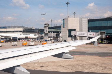 05 / 26 / 2019. Frankfurt Havaalanı, Almanya. Transatlantik Air Canada uçağı ana terminalin önünde. Fraport tarafından işletilen havaalanı Lufthansa şehir hattı ve Lufthansa Kargo dahil olmak üzere Lufthansa 'nın ana merkezi olarak hizmet vermektedir.. 