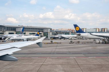 05 / 26 / 2019. Frankfurt Havaalanı, Almanya. Lufthansa Havaalanı 'ndaki Lufthansa uçak filosu Fraport tarafından işletiliyor ve Lufthansa Şehir Hattı ve Lufthansa Kargo da dahil olmak üzere Lufthansa' nın ana merkezi olarak hizmet veriyor.. 