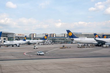 05 / 26 / 2019. Frankfurt Havaalanı, Almanya. Lufthansa Havaalanı 'ndaki Lufthansa uçak filosu Fraport tarafından işletiliyor ve Lufthansa Şehir Hattı ve Lufthansa Kargo da dahil olmak üzere Lufthansa' nın ana merkezi olarak hizmet veriyor.. 