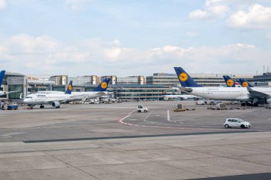 05 / 26 / 2019. Frankfurt Havaalanı, Almanya. Lufthansa Havaalanı 'ndaki Lufthansa uçak filosu Fraport tarafından işletiliyor ve Lufthansa Şehir Hattı ve Lufthansa Kargo da dahil olmak üzere Lufthansa' nın ana merkezi olarak hizmet veriyor.. 