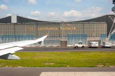 05 / 26 / 2019. Frankfurt Havaalanı, Almanya. Lufthansa Technik hangarı. Lufthansa Şehir Hattı ve Lufthansa Kargo da dahil olmak üzere Fraport tarafından işletilen Lufthansa 'nın ana merkezi olarak hizmet vermektedir.. 