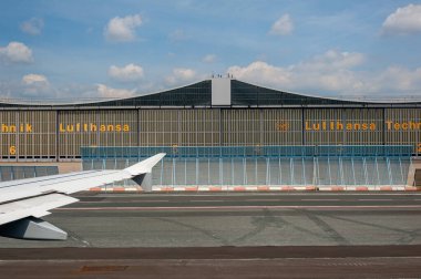05 / 26 / 2019. Frankfurt Havaalanı, Almanya. Lufthansa Technik hangarı. Lufthansa Şehir Hattı ve Lufthansa Kargo da dahil olmak üzere Fraport tarafından işletilen Lufthansa 'nın ana merkezi olarak hizmet vermektedir.. 