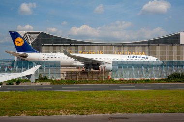 05 / 26 / 2019. Frankfurt Havaalanı, Almanya. Lufthansa Technik bakım hangarından bir Airbus. Lufthansa Şehir Hattı ve Lufthansa Kargo da dahil olmak üzere Fraport tarafından işletilen Lufthansa 'nın ana merkezi olarak hizmet vermektedir.. 