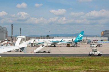 05 / 26 / 2019 Frankfurt Havaalanı, Almanya. Air Dolomiti, Lufthansa Grubu 'nun İtalyan havayolu şirketi. Lufthansa CityLine ve Lufthansa Cargo da dahil olmak üzere Fraport tarafından işletilen havaalanı Lufthansa 'nın ana merkezi olarak hizmet vermektedir.. 