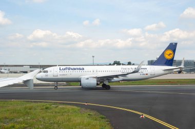 05 / 26 / 2019 Frankfurt Havaalanı, Almanya. Airbus A320 neo, piste yeni bir taksi geliyor. Havaalanı Fraport tarafından işletiliyor ve Lufthansa 'nın ana merkezi olarak hizmet veriyor.. 