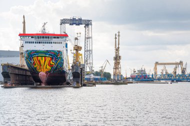 Szczecin tersanesi (Stocznia Szczecinska Gryfia). Polonya. 08-28-2017. Krakovia 'daki Baltık deniz feribotu tersaneleri kuru rıhtımında. Armator PZB (Polska Zegluga Baltycka). Szczecin ve Swinoujscie limanları ile Szczecin tersanesi en büyük liman şirketlerinden biridir.