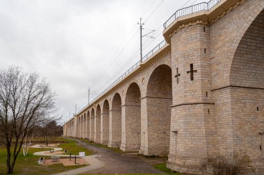 Boleslawiec, Polonya. 01 / 04 / 2020. Bobr nehri ile vadinin üzerinde demiryolu. Tamamen taştan yapılmış. Polonya ve Avrupa 'daki türünün en uzun köprülerinden biri..