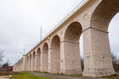 Boleslawiec, Polonya. 01 / 04 / 2020. Bobr nehri ile vadinin üzerinde demiryolu. Tamamen taştan yapılmış. Polonya ve Avrupa 'daki türünün en uzun köprülerinden biri..