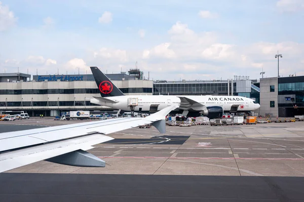 05 / 26 / 2019. Frankfurt Havaalanı, Almanya. Transatlantik Air Canada uçağı ana terminalin önünde. Fraport tarafından işletilen havaalanı Lufthansa şehir hattı ve Lufthansa Kargo dahil olmak üzere Lufthansa 'nın ana merkezi olarak hizmet vermektedir.. 
