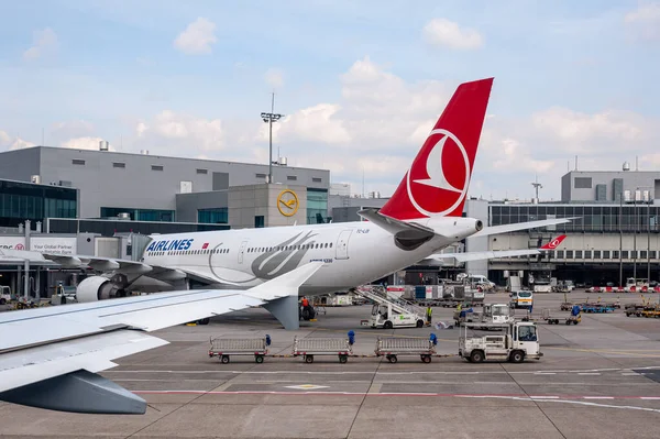 05 / 26 / 2019. Frankfurt Havaalanı, Almanya. Ana terminalin önündeki Türk havayolu şirketi. Fraport tarafından işletilen havaalanı Lufthansa şehir hattı ve Lufthansa Kargo dahil olmak üzere Lufthansa 'nın ana merkezi olarak hizmet vermektedir.. 