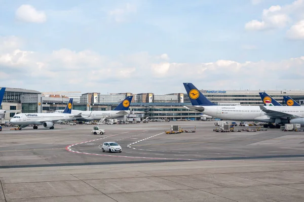 05 / 26 / 2019. Frankfurt Havaalanı, Almanya. Lufthansa Havaalanı 'ndaki Lufthansa uçak filosu Fraport tarafından işletiliyor ve Lufthansa Şehir Hattı ve Lufthansa Kargo da dahil olmak üzere Lufthansa' nın ana merkezi olarak hizmet veriyor.. 
