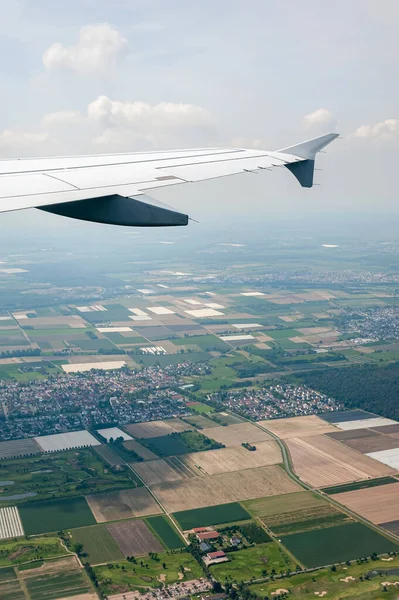 高空多云天空中的机载飞机窗上的景色 — 图库照片