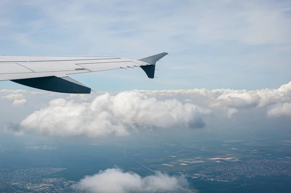 高空多云天空中的机载飞机窗上的景色 — 图库照片