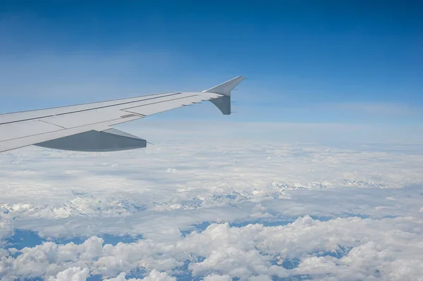 Gökyüzü Bulutlu Yüksek Irtifada Uçak Penceresinden Görüntüle — Stok fotoğraf
