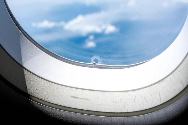 Pequeño Agujero Agujero Sangrado Ventana Del Avión Compansate Para Diferencia —  Fotos de Stock