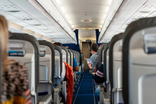 2019年5月26日 乘客在机舱看他的平板电脑 — 图库照片