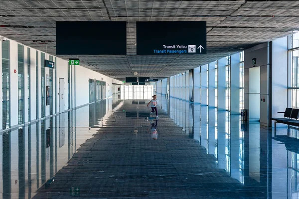 2019 Aeropuerto Bodrum Pavo Niña Haciendo Volteretas Ejercicio Por Aburrimiento — Foto de Stock